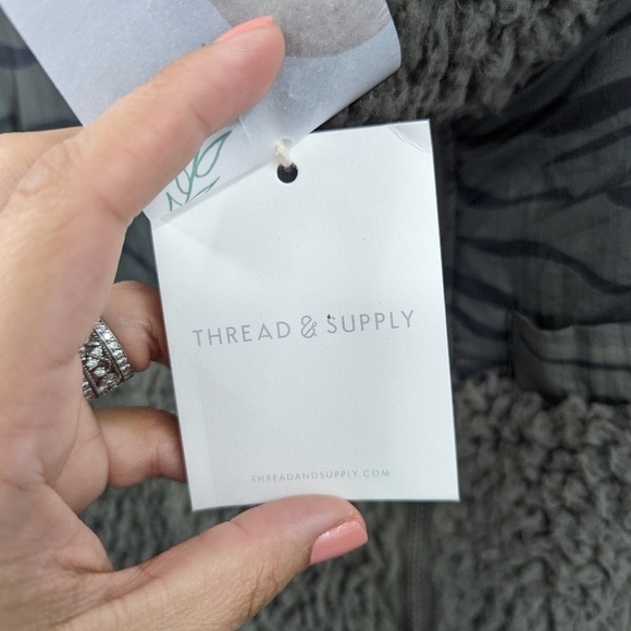 NWT THREAD & SUPPLY Sherpa Fuzzy Zip Up Jacket - Picture 5 of 7